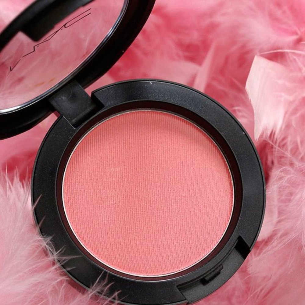 🔥HOST PICK🔥🎉MAC EYESHADOW IN FLOCK & ROLL🎉BRABD NEW IN BOX 🎉